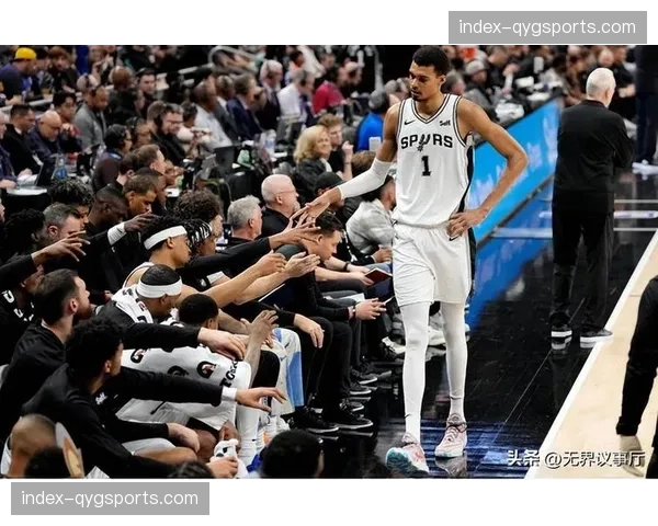 马刺进攻体系围绕文班亚马构建 空间利用与传导球流畅