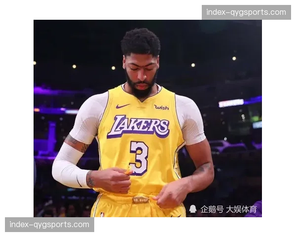 戴维斯镇守篮下，湖人内线优势抵消火箭外线火力